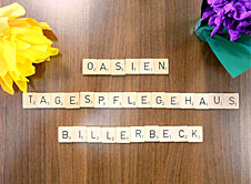 Scrabblesteine formen den Namen des Hauses